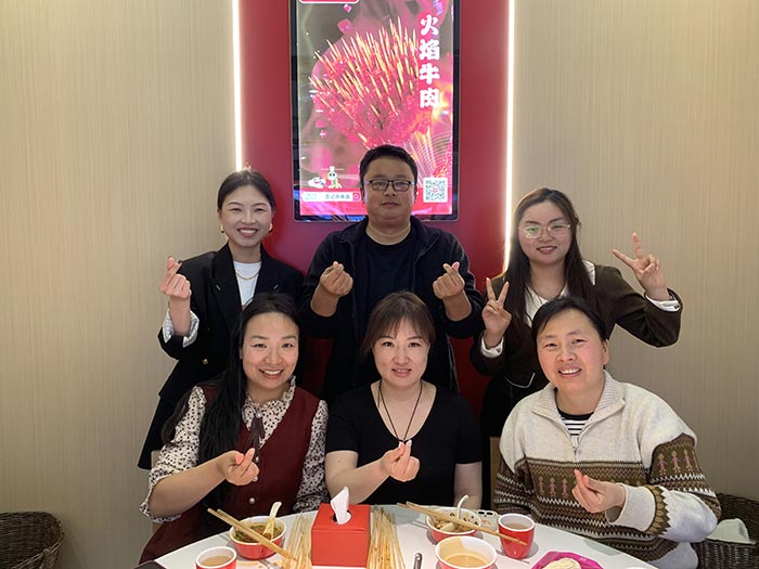 豐盛佳肴聚一堂，團建聚餐喜氣洋洋。讓我們齊聚力量，砥礪前行！